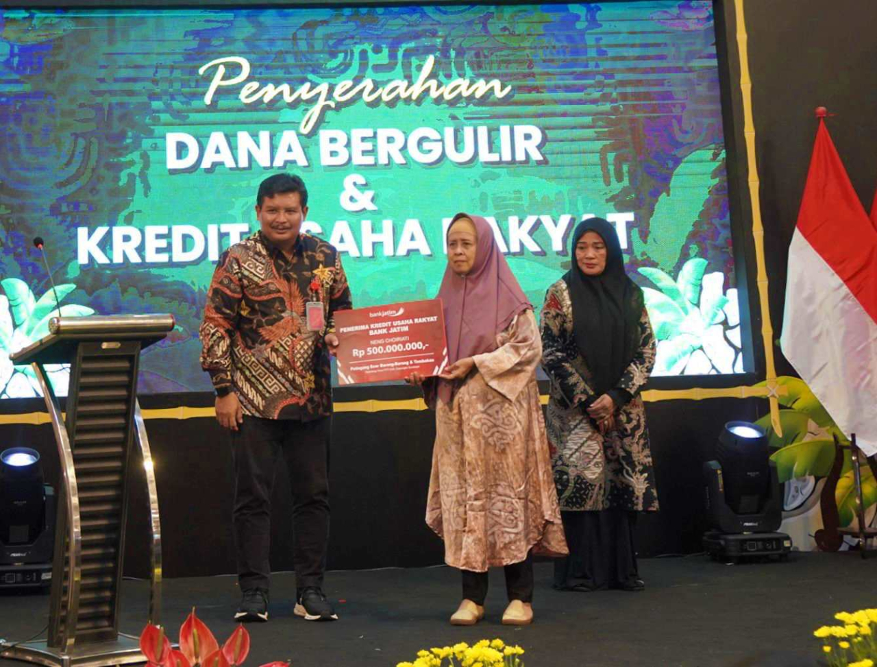 Simbolis penyaluran KUR dalam kegiatan Kampoeng Kreasi. Foto : Bank Jatim