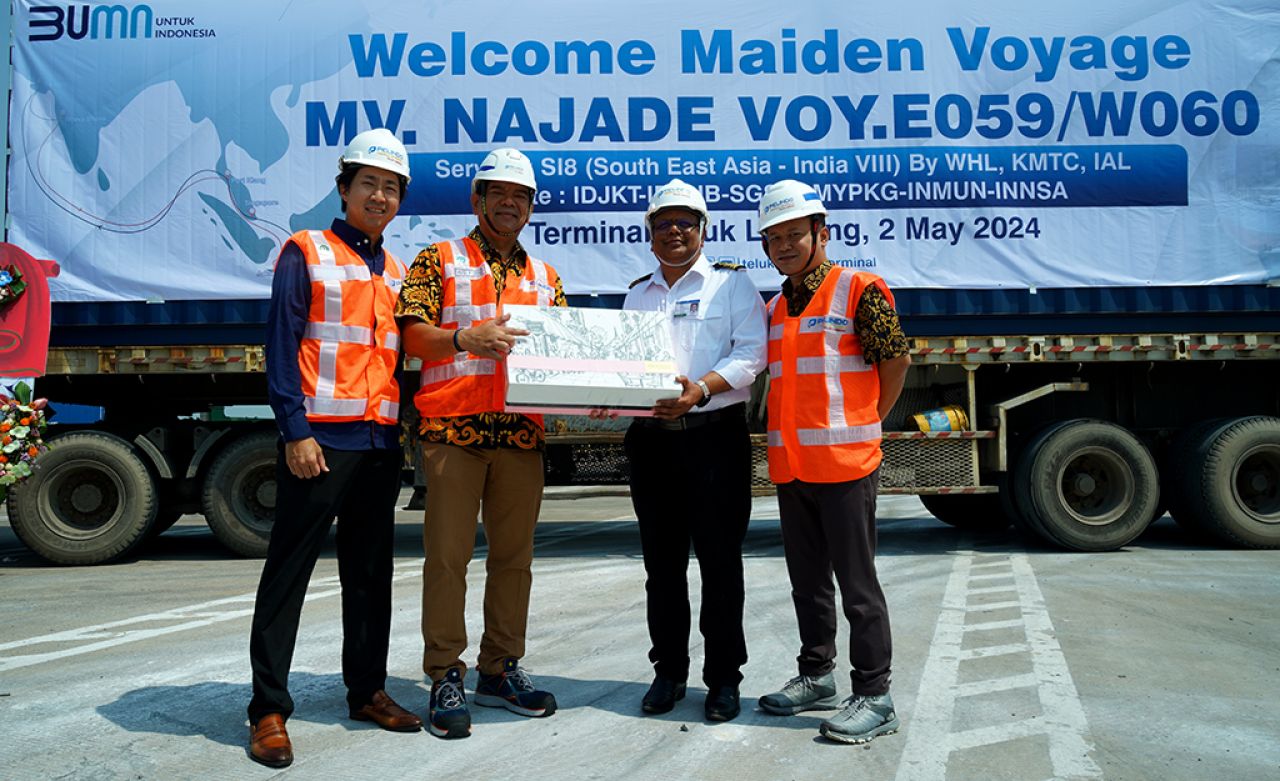 Dirut TTL, David Pandopotan Sirait (dua dari kiri) meyambut kedatangan MV Najade secara simbolis sehari sebelum kedatangan kapal di dermaga internasional. (Foto: TTL for jatimkini.com)
