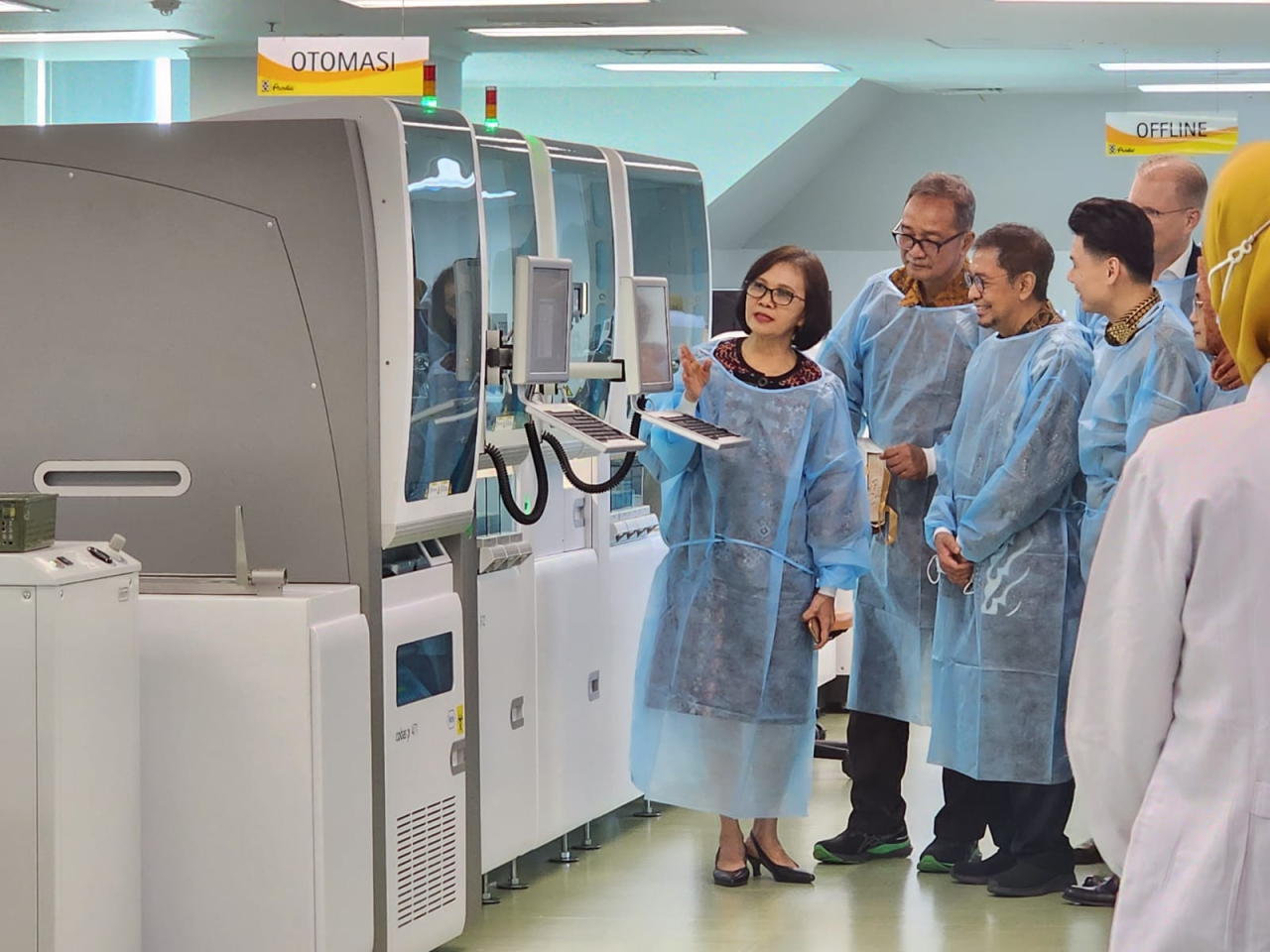 Direktur Utama PT Prodia Widyahusada Tbk Dewi Muliaty (paling kiri) menjelaskan proses tes lab melalui fitur otomasi dalam peluncuran Next Generation Laboratory Automation System di Grha Prodia Surabaya, Kamis (30/5/2024). Foto : Peni Widarti