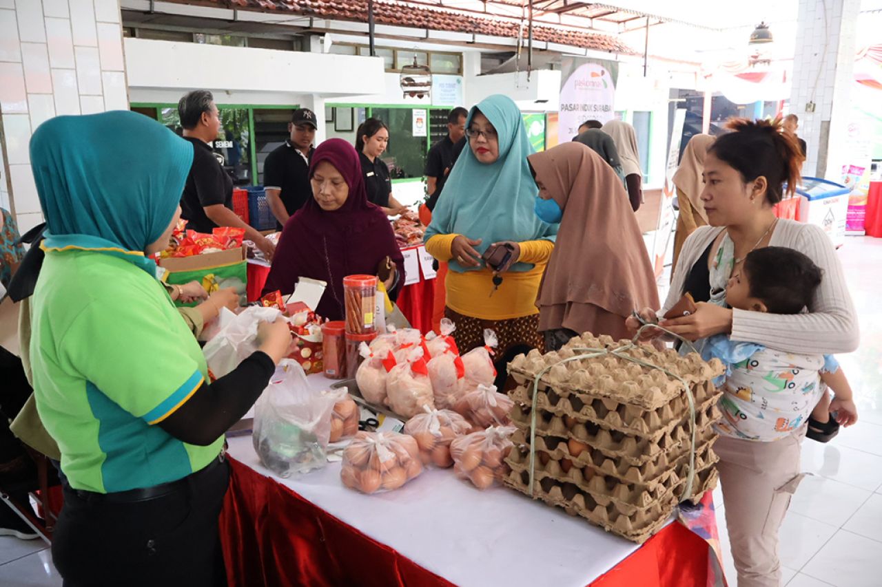 Warga Kelurahan Sememi, Kecamatan Benowo, Surabaya memborong kebutuhan pangan yang digelar Pemkot Surabaya merespons kenaikan harga sembako. (Foto: Humas Pemkot Surabaya)