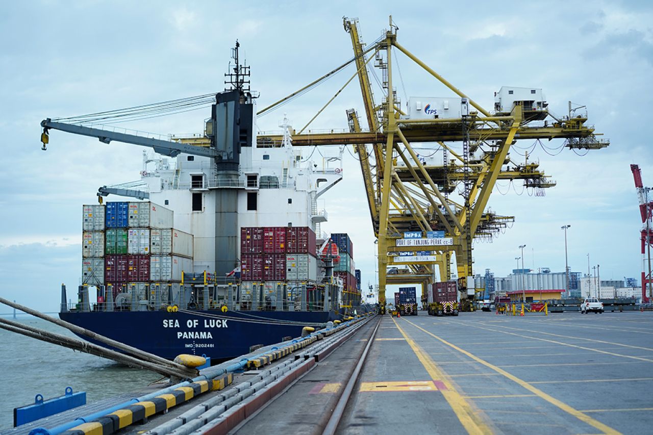 Melemahnya rupiah terhadap dolar berdampak pada ongkos pengiriman barang internasional. (Foto: Dok PT Terminal Petikemas Surabaya)