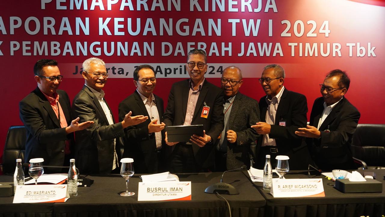 Direktur Utama Bank Jatim Busrul Iman (tengah) dan jajaran direksi lainnya dalam pemaparan kinerja kuartal I/2024. Foto : Bank Jatim