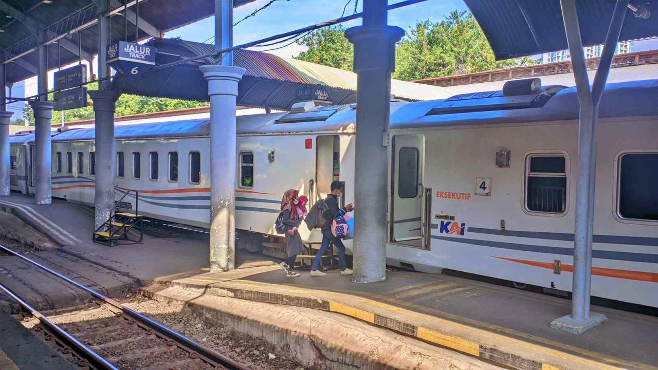 Penumpang kereta api hendak menaiki kereta di Stasiun Surabaya Gubeng. Foto : KAI