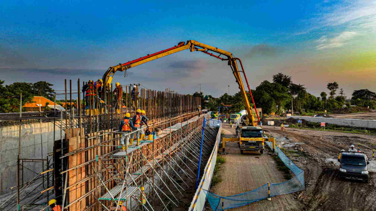 Kegiatan konstruksi jalan tol Probolinggo - Banyuwangi ruas Probolinggo - Besuki. Foto : Jasamarga