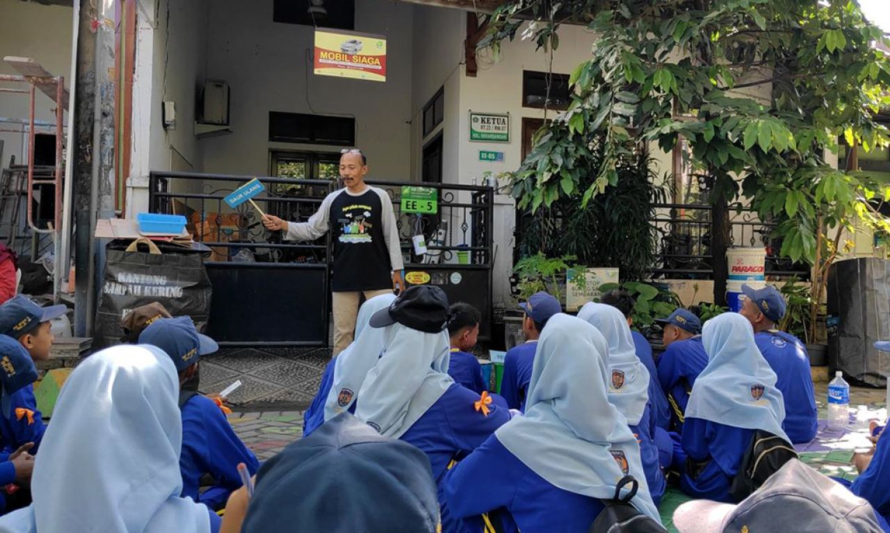 Kader Lingkungan KES, Heri Sugiono memberi materi kepada ratusan pelajar SMPN 2 beji, Kabupaten Pasuruan tentang pentingnya menjaga keseimbangan alam. (Foto: KES for jatimkini.com)