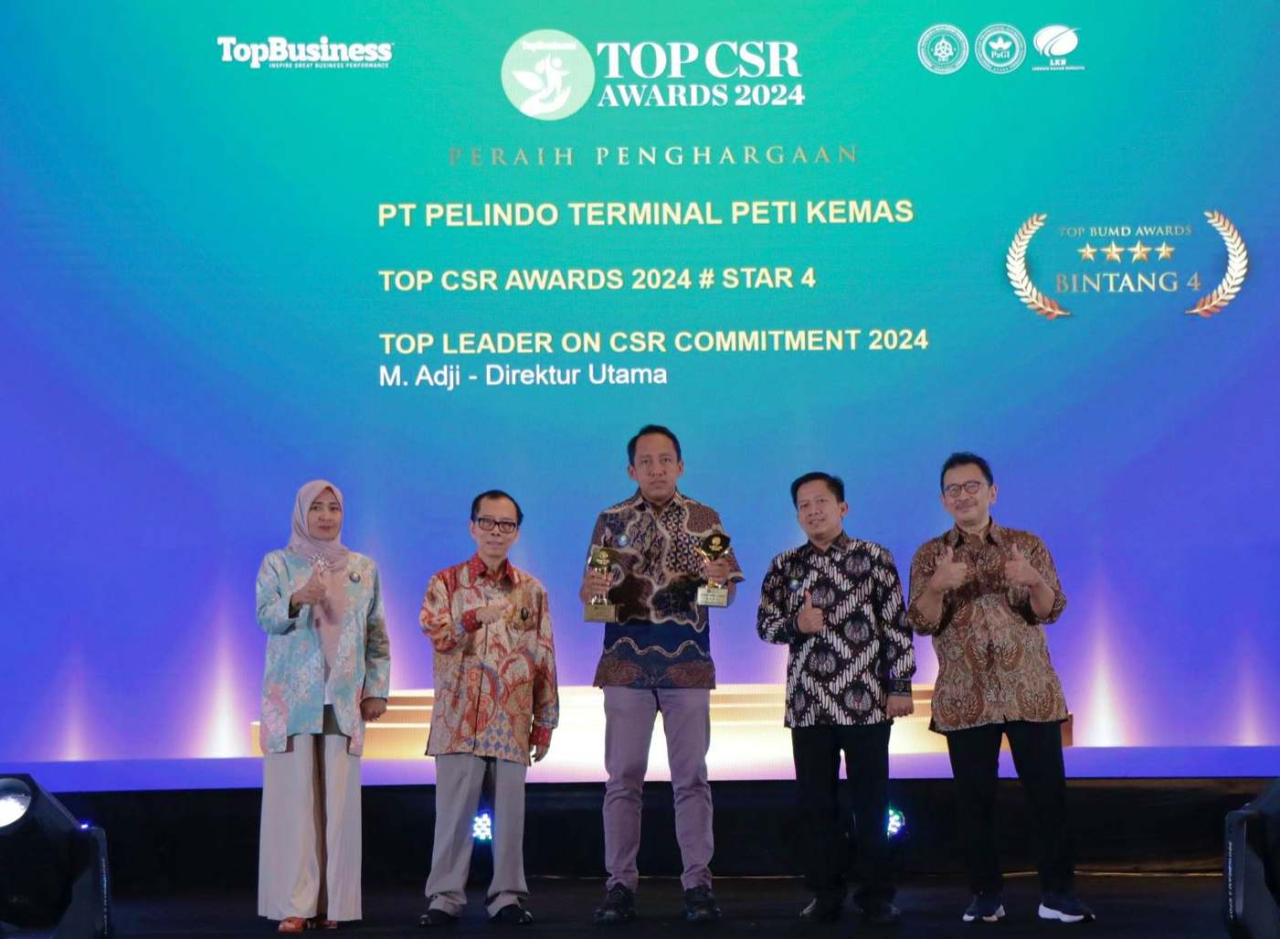 VP TJSL Pelindo Terminal Petikemas, Annang Cahyadi (tengah) menerima piala penghargaan TOP CSR Awards 2024. FOTO : Pelindo