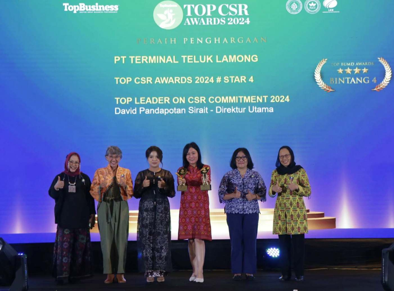 Corporate Communication Manager TTL, Dahlia Permata Sari (tiga dari kanan) menerima piala penghargaan TOP CSR Awards 2024.