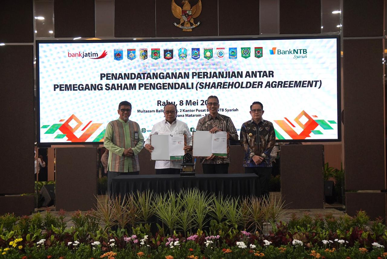 Kegiatan penandatanganan perjanjian antara pemegang saham pengendali (Shareholder Agreement) Bank Jatim dan Bank NTB dalam KUB. Foto : Bank Jatim