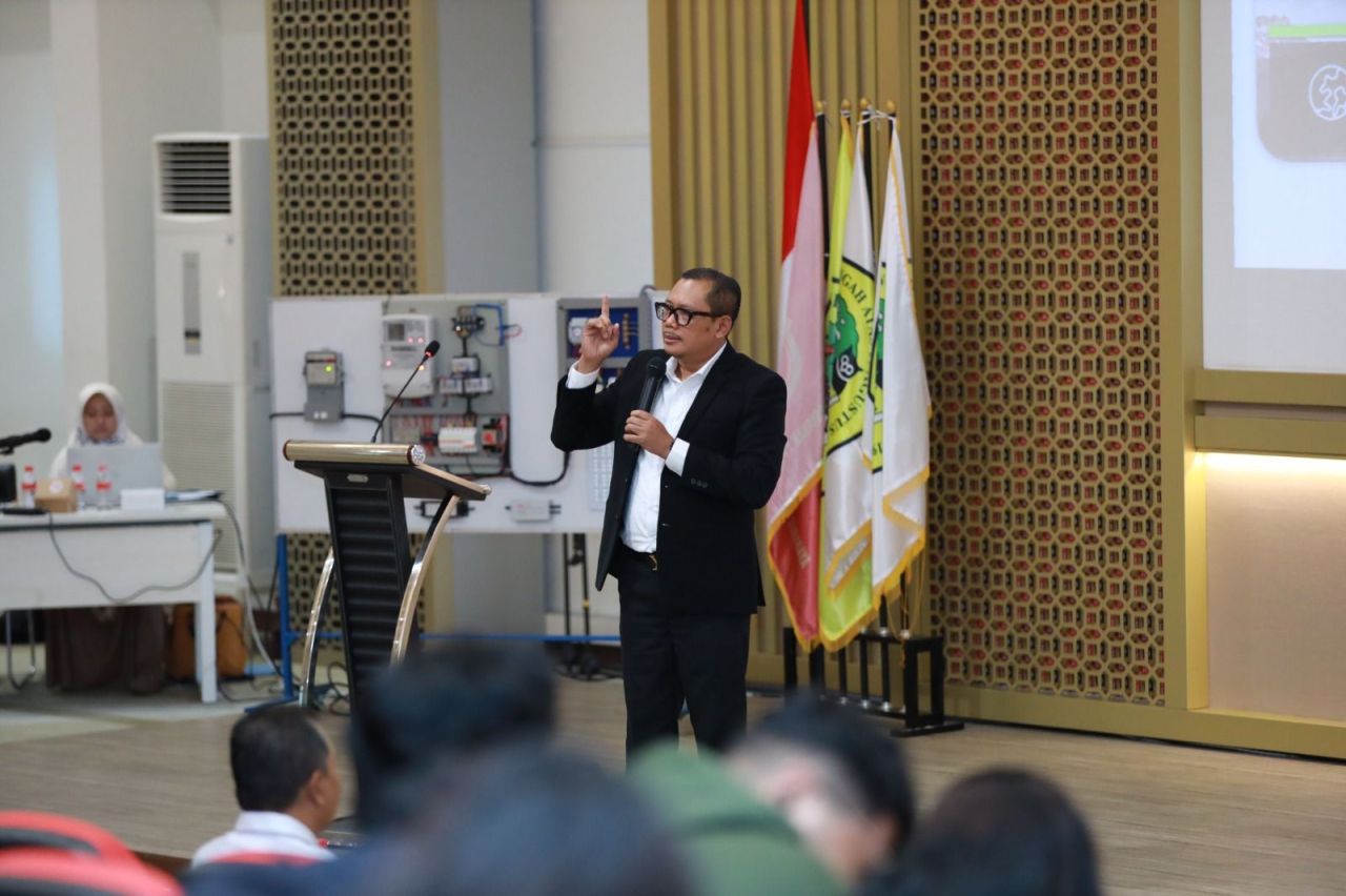 General Manager PT PLN (Persero) Unit Induk Distribusi (UID) Jawa Timur, Agus Kuswardoyo dalam Kuliah Tamu bertema "Technopreneur dan Pengembangan Sistem Kelistrikan" di Universitas 17 Agustus 1945 (Untag) Surabaya. (Foto: PLN for Jatimkini.com)