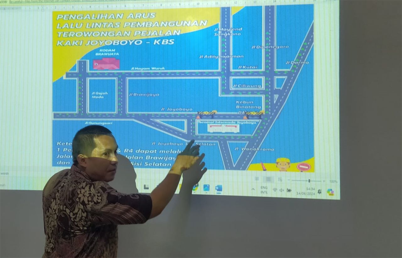 Ketua Tim Angkutan Jalan dan Terminal Dishub Surabaya, Ali Mustofa menjelaskan rekayasa lalin saat pengerjaan terowongan Joyoboyo. (Foto: Humas Pemkot Surabaya)