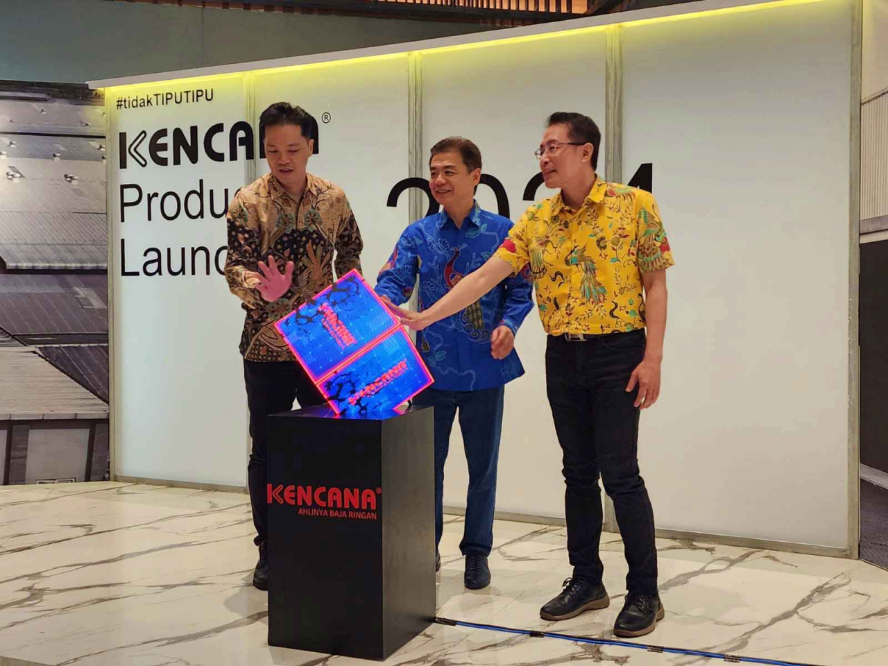 Dari kiri-kanan, Direktur Kencana Maju Bersama Susanto, CEO kencana Group Henry Setiawan, dan Direktur Kepuh Kencana Arum Henry Alvino saat melaunching produk baru Kencana di Surabaya, Kamis (6/6/2024). Foto : Peni Widarti