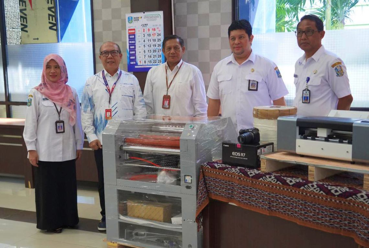 Direktur Mikro, Ritel, dan Menengah Bank Jatim, R. Arief Wicaksono (kedua kiri) saat menyerahkan bantuan peralatan kemasan untuk UMKM di Dinkop UKM Jatim. Foto : BJTM