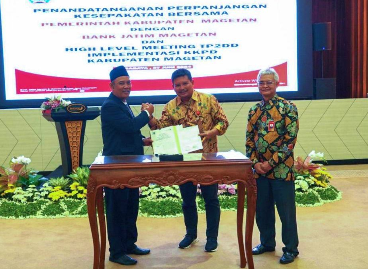 Direktur IT & Digital Bank Jatim, Zulhelfi Abidin (kanan) menyaksikan penandatanganan perpanjangan nota kesepahaman antara Bank Jatim dan Pemkab Magetan. Foto : Bank Jatim