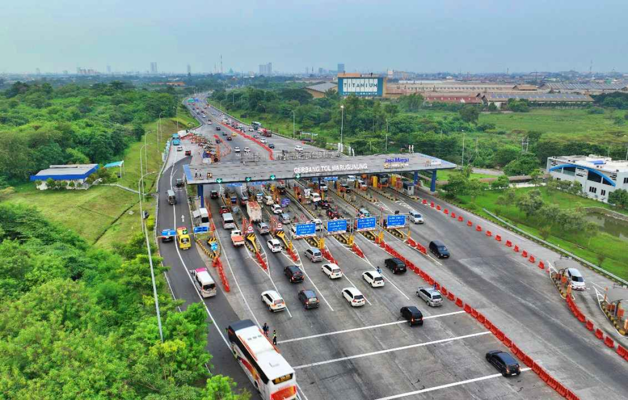 Tampak dari atas suasana Gerbang Tol Warugunung. Foto : Jasamarga Surabaya Mojokerto