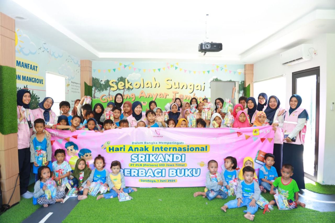Srikandi PT PLN (Persero) Unit Induk Distribusi (UID) Jawa Timur bagikan buku bacaan, buku tulis, alat tulis dan mainan anak kepada siswa Sekolah Sungai Gunung Anyar Tambak Surabaya, Sabtu (1/6).  (Foto: PLN for Jatimkini.com)