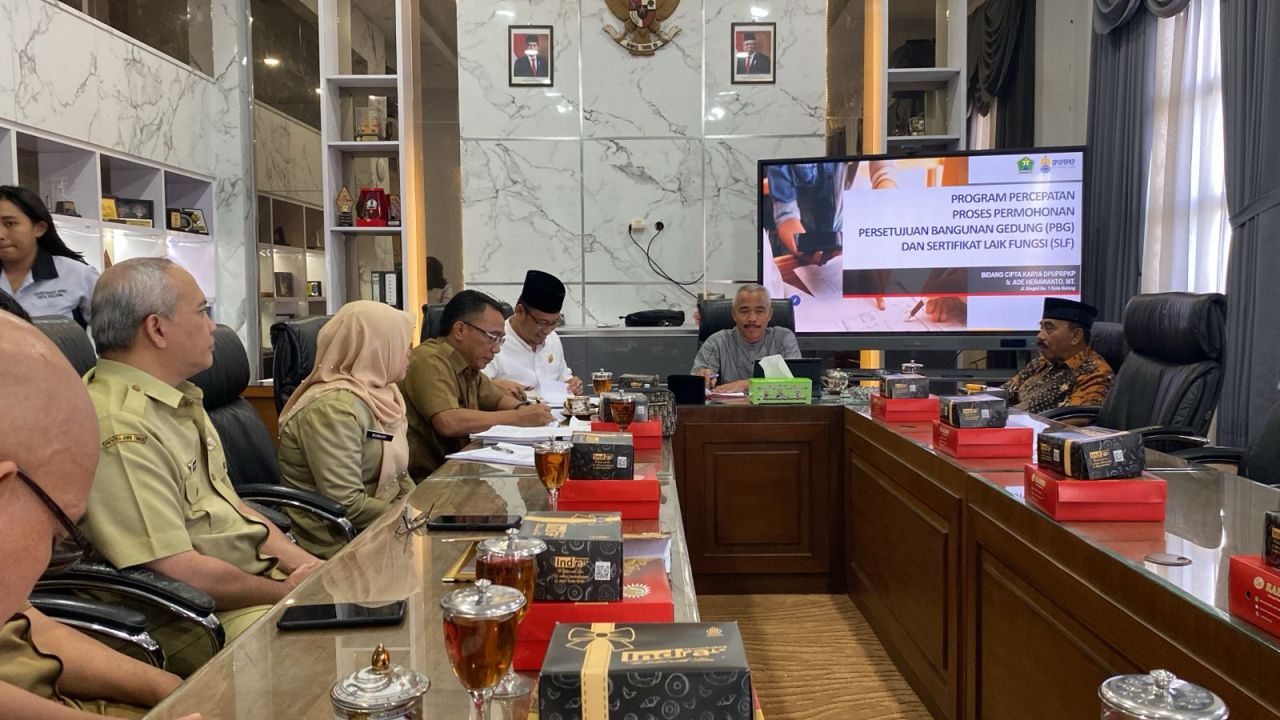 Rapat Kerja Dinas Pekerjaan Umum, Penataan Ruang dan Kawasan Permukiman (DPUPRPKP) Kota Malang bersama Komisi C membahas percepatan proses permohonan PBG/SLF. Foto: Jatimkini/Ist