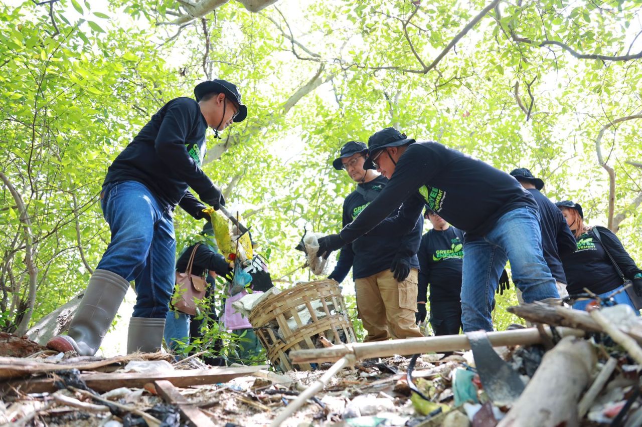 PLN bersama pegawai dan aktivis lingkungan dari Peduli Sungai Surabaya dan Bank Sampah Bintang Mangrove membersihkan kawasan Tanjung Sedati. (Foto: PLN for Jatimkini.com)