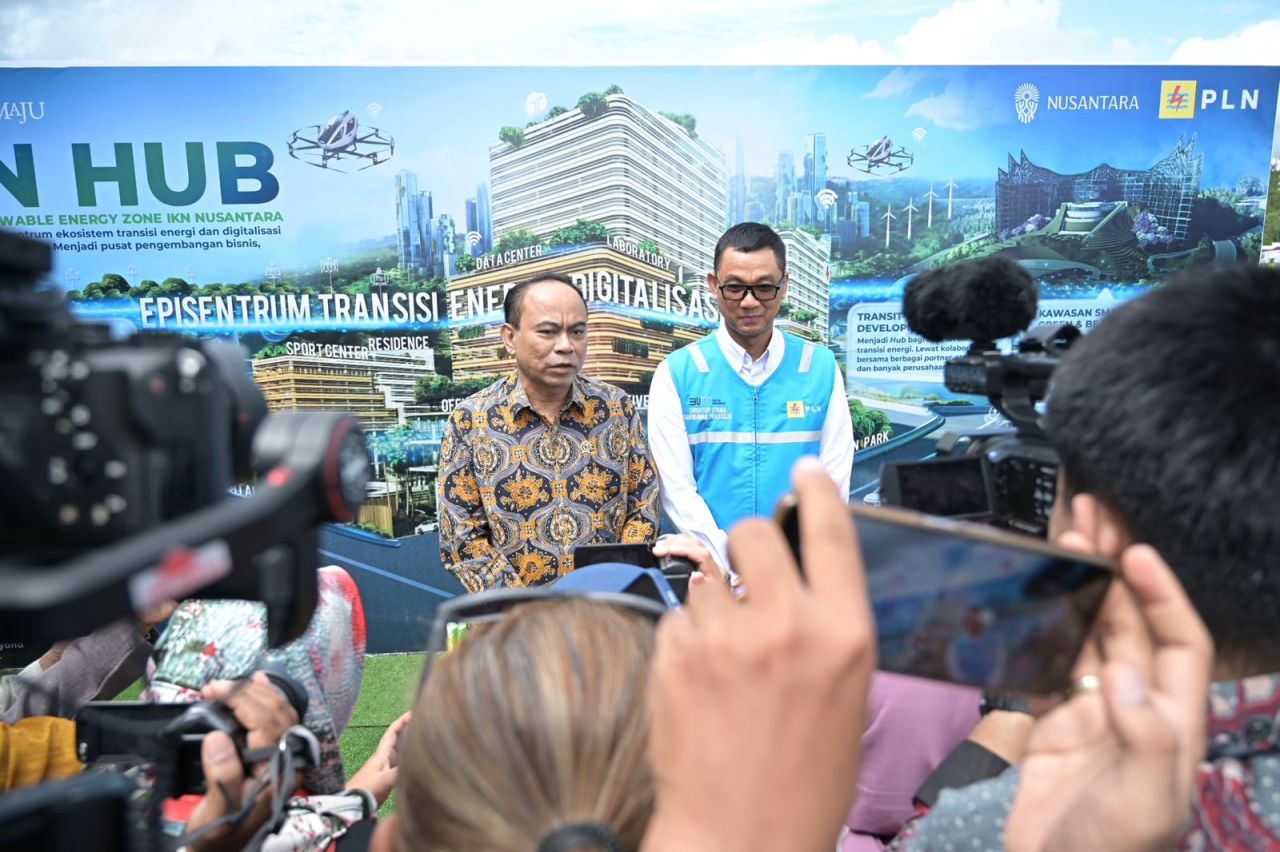 Menteri Komunikasi dan Informatika Republik Indonesia Budi Arie Setiadi didampingi Direktur Utama PLN Darmawan Prasodjo berikan keterangan terkait keberadaan PLN Hub di IKN. (Foto: PLN for Jatimkini.com)