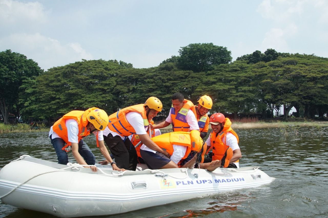 PLN bekerja sama dengan BPBD Kabupaten Madiun menggelar simulasi tanggap darurat banjir di Waduk Widas, Kabupaten Madiun pada Rabu (16/05). (Foto: PLN for Jatimkini.com)