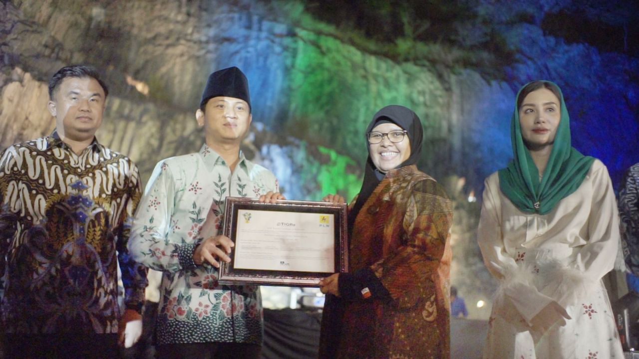 penandatanganan NManager PLN UP3 Ponorogo Suzana Zein bersama Bupati Trenggalek, Mochamad Nur Arifin dalam rangkaian Opening Grand Final Putri Otonomi Indonesia (POI) 2024, di Tebing Kapuh, Kabupaten Trenggalek. (Foto: PLN for Jatimkini.com)