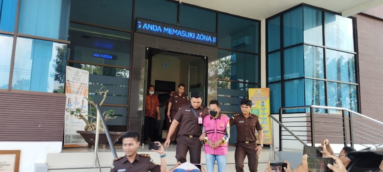 Mantan Kades Maskuning Kulon diamankan Kejari Bondowoso. (Foto: Jatimkini/ CR 01)