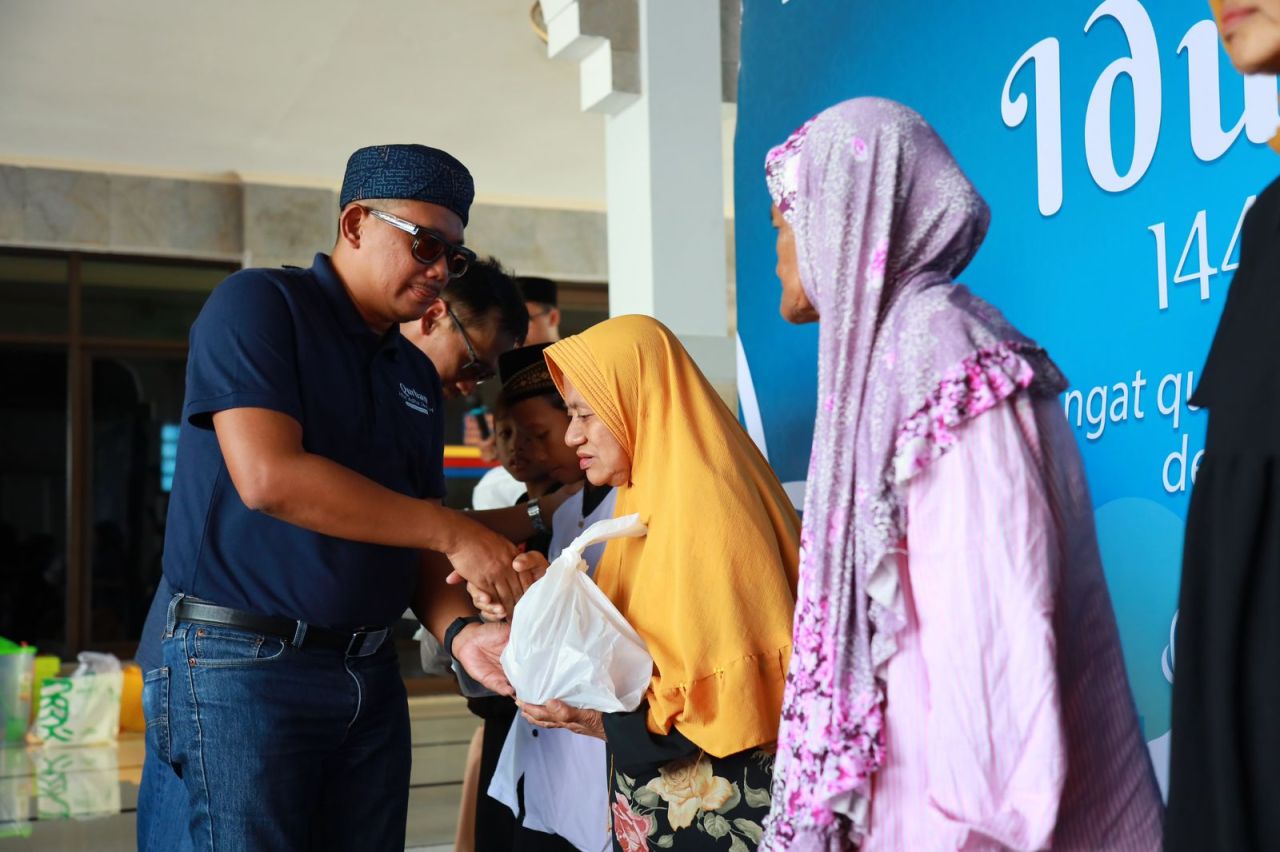 General Manager PLN UID Jawa Timur, Agus Kuswardoyo ketika serahkan daging kurban kepada masyarakat. (Foto: PLN for Jatimkini.com)