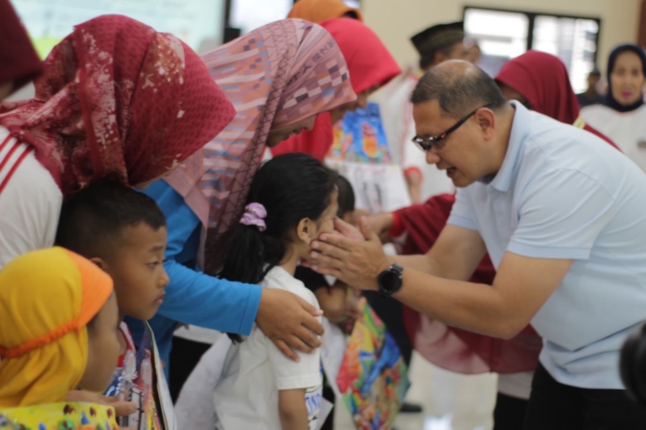 Kepala Dinas Pendidikan Provinsi Jawa Timur, Dr. Aries Agung Peawai, MM. Saat serahkan trophy dan piagam pemenang lomba Finger Painting. (Foto: CR 01/Jatimkini) kepada