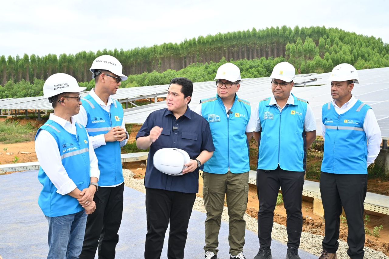 Menteri BUMN Erick Thohir (tiga dari kiri) berdiskusi dengan Direktur Utama PLN Darmawan Prasodjo (dua dari kiri). (Foto: PLN for Jatimkini)