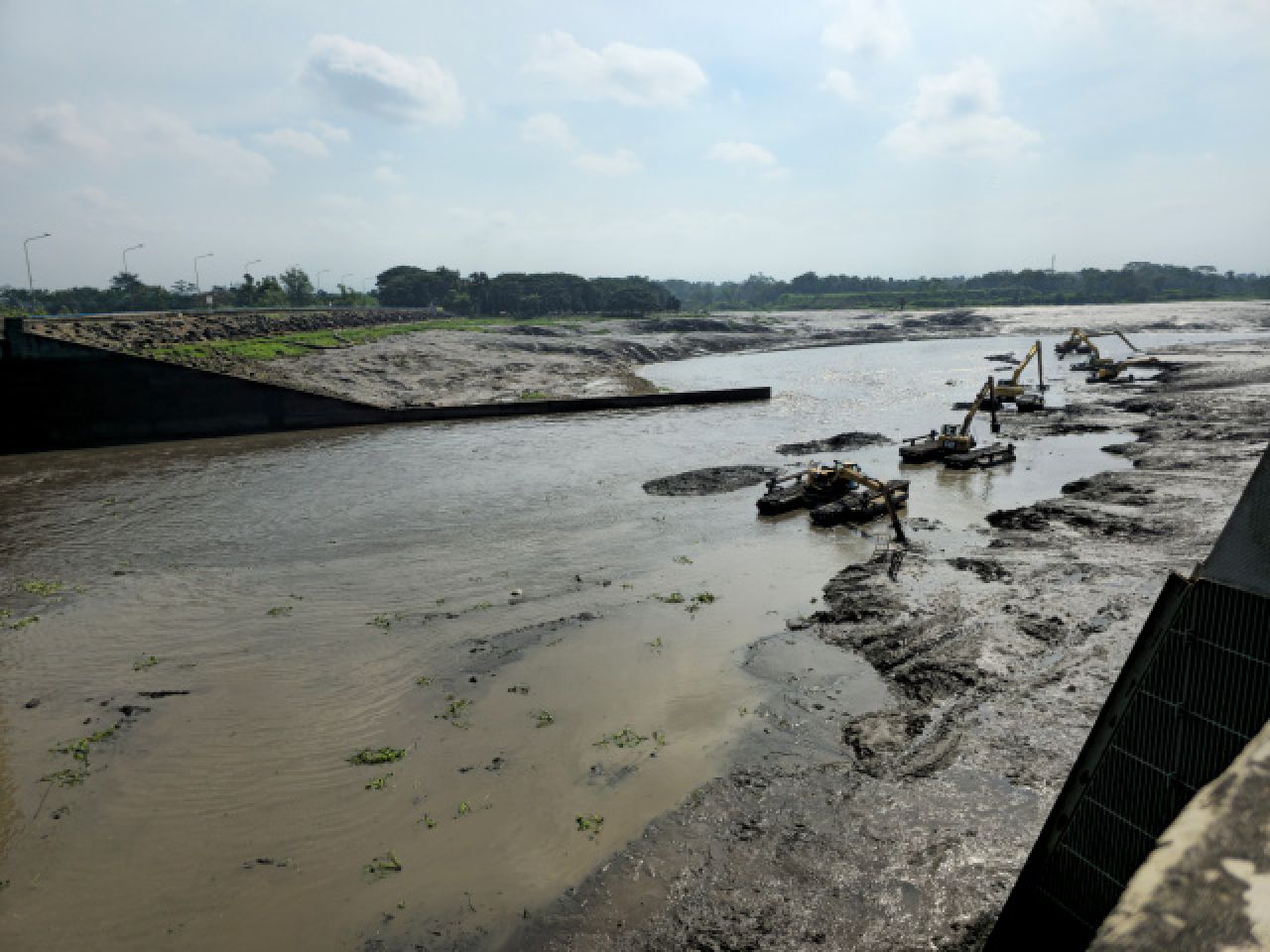 PLN Nusantara Power Unit Pembangkitan Brantas, Jawa Timur, melakukan flushing dan pemeliharaan pada Waduk Wlingi dan Lodoyo di Kabupaten Blitar. Foto: Dok. PLN NP Brantas