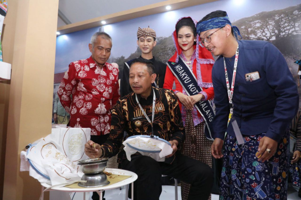 Penjabat Wali Kota Malang Wahyu Hidayat mencanting batik saat ajang Indonesia City Expo (ICE) Apeksi di Kota Balikpapan, Kalimantan Timur, Rabu (5/6). Foto: Dok. Pemkot Malang
