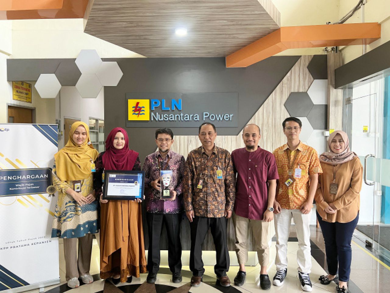 Senior Manager UP Brantas, Arfan menerima penghargaan wajib pajak kontribusi terbesar. Foto: Dok. PLN Nusantara Power Unit Pembangkitan Brantas