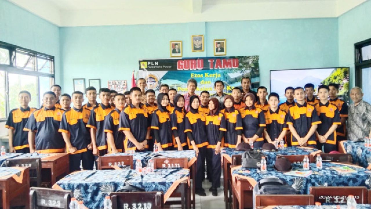 Siswa SMK Brantas, Malang, Jawa Timur, menerima materi PLTA, etos kerja dan K3 dari karyawan PLN NP Unit Pembangkitan Brantas, Kamis (30/5). Foto: Dok. PLN NP UP Brantas