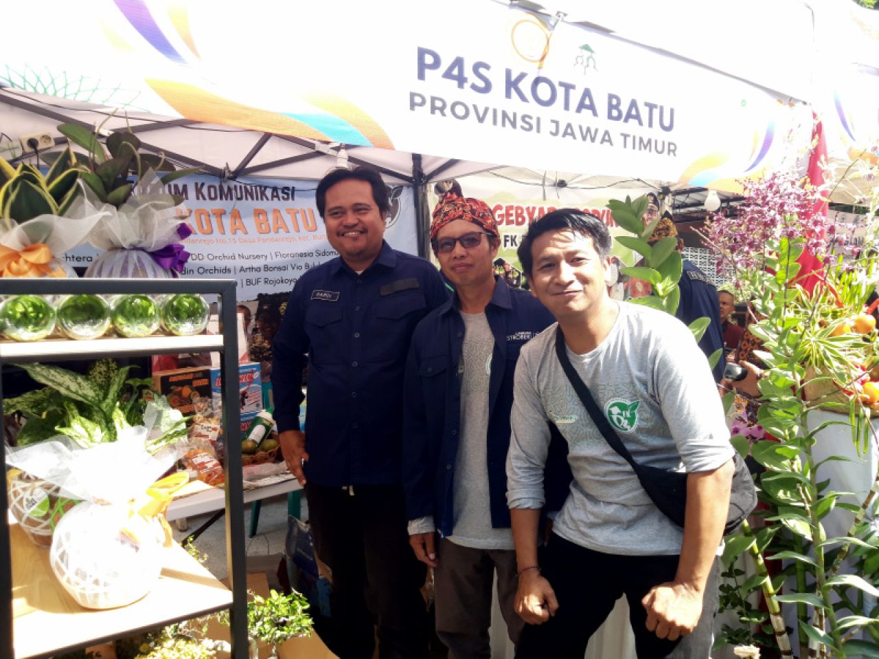 Ketua P4S Bumiaji Sejahtera Rakhmat Hardiyanto (kiri) bersama petani milenial saat mengikuti gelar produk P4S Provinsi Jawa Timur binaan Balai Besar Pelatihan Pertanian, Ketindan, Rabu (5/6). Foto: Jatimkini/Bagus Suryo