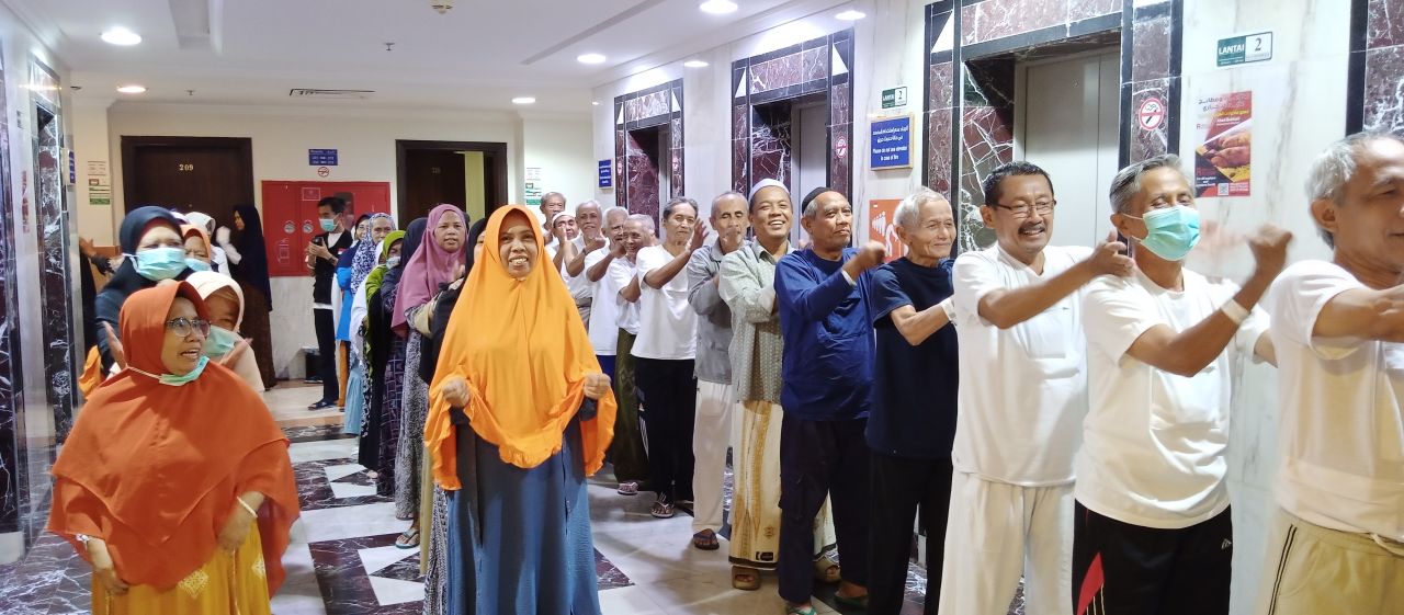 Sejumlah jemaah haji Indonesia melakukan olahraga ringan untuk persiapan ke Arafah yang jatuh pada tanggal 15 Juni 2024 ( Foto : Jatimkini.com )