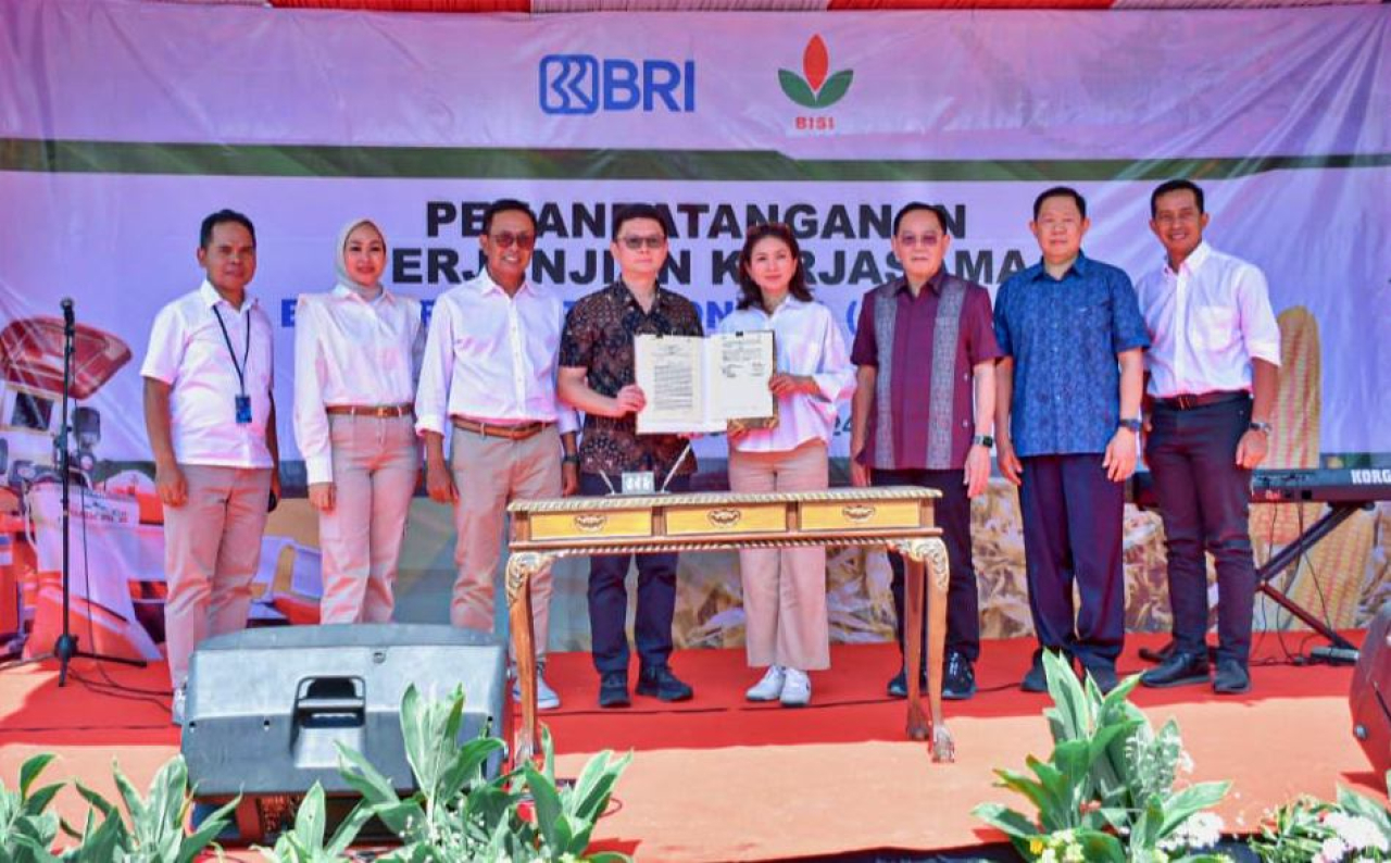 Prosesi penandatanganan PKS antara BRI dan BISI di Desa Sumbergirang, Puri, Kabupaten Mojokerto. Foto : BRI
