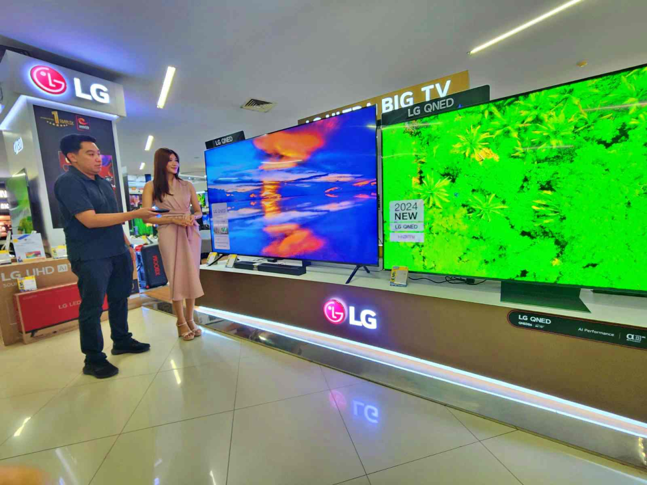 Branch Manager Surabaya Area of LG Electronics Indonesia, Victorio Mandolang menunjukkan salah satu produk TV premium terbaru dari LG Electronics di Hartono Elektronik Surabaya, Jumat (28/6/2024). Foto : Peni Widarti