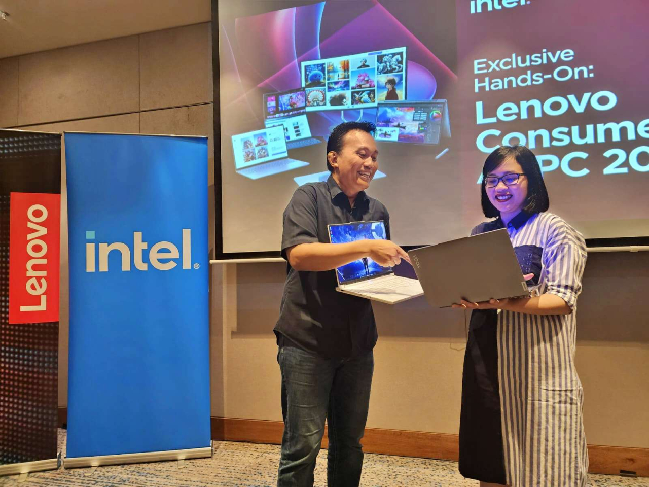 Consumer Marketing Lead Lenovo Indonesia, Agnasta Parwanto (kanan) dan Pre Sales Development Lenovo Indonesia, Catur Nugroho (kiri) memamerkan dua produk terbarunya dari seri Lenovo Legion dan Lenovo Yoga kepada media di Surabaya, Kamis (20/6/2024). Foto