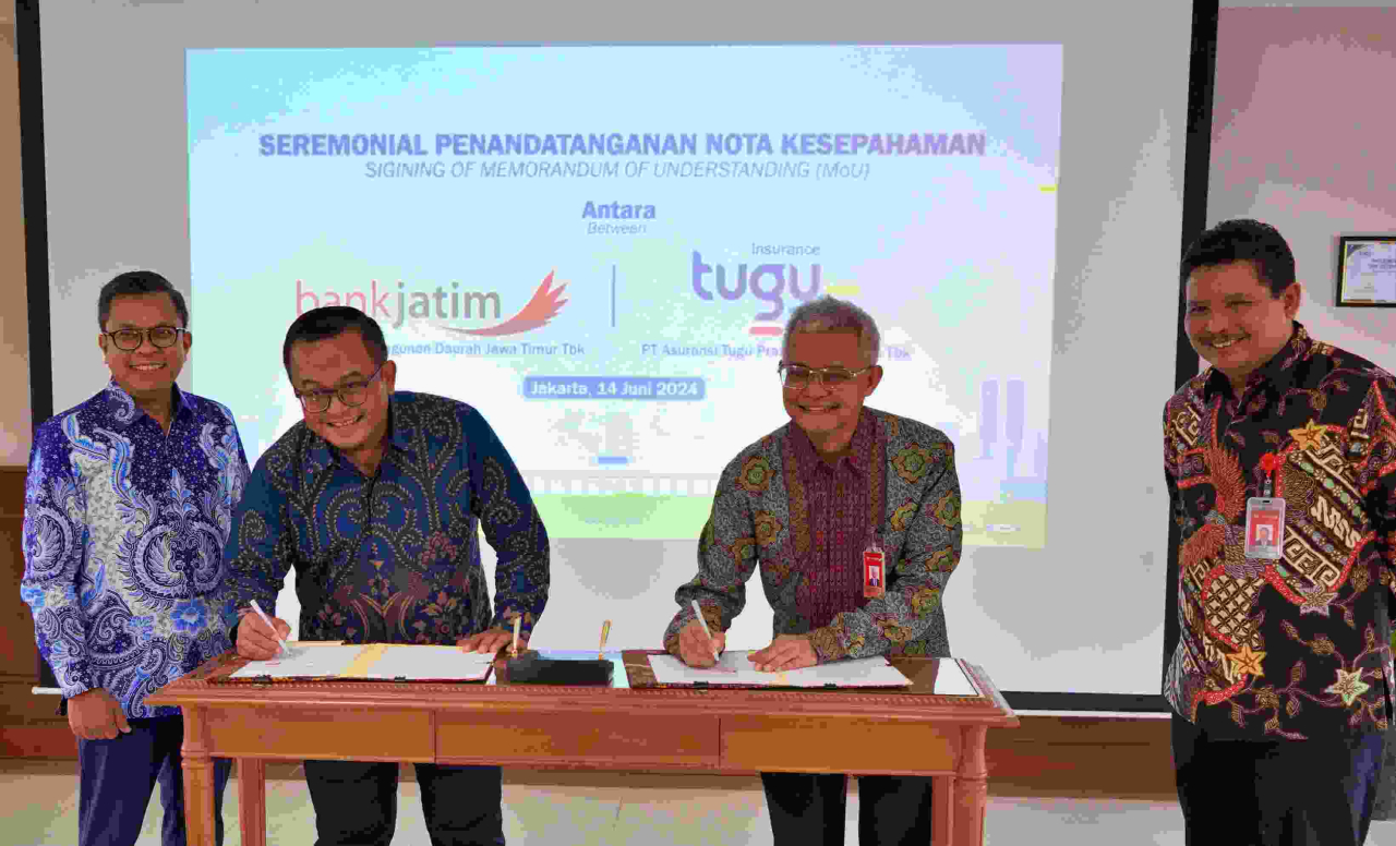Proses penandatanganan MoU antara Bank Jatim dengan Tugu Insurance di Jakarta. Foto : BJTM