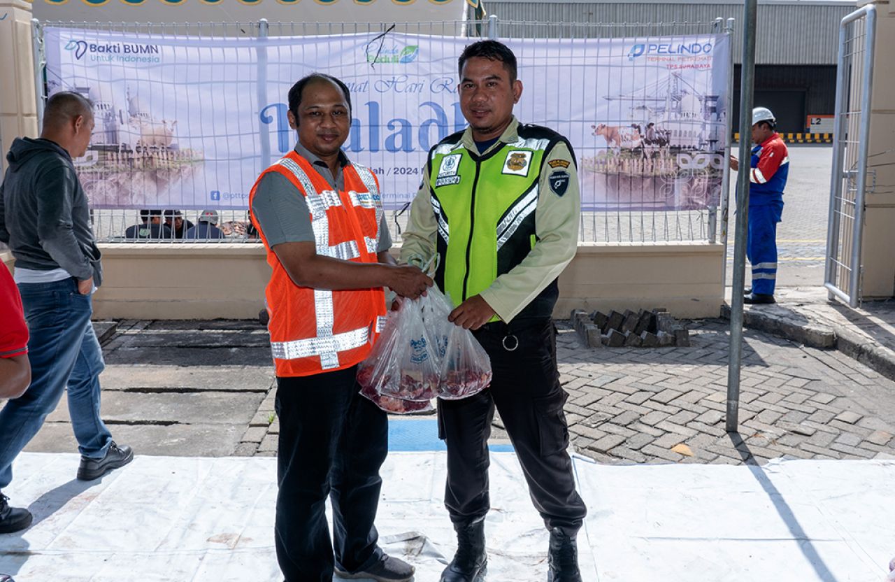 Corporate Communication TPS, Ardiansyah menyalurkan daging kurban kepada petugas security dalam peringatan Iduladha 1445 H.