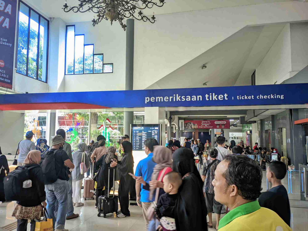 Suasana pemeriksaan tiket penumpang kereta api di Stasiun Gubeng Surabaya. Foto : KAI