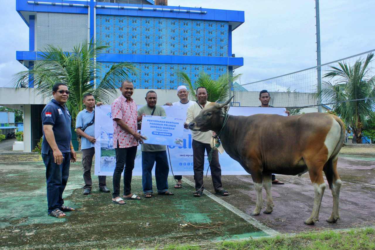 Prosesi penyerahan hewan kurban oleh TKP Sorong. Foto : SPTP