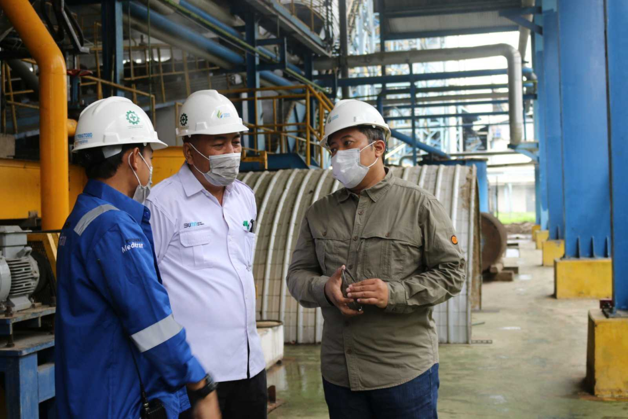 Meninjau pabrik gula Glenmore Banyuwangi. Foto : SGN