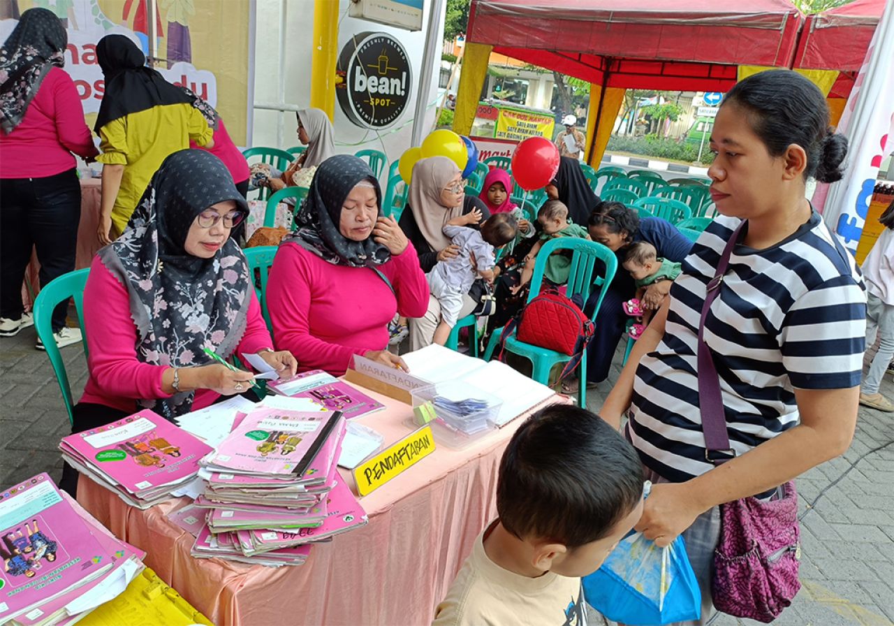 Sejumlah balita di Surabaya mendapat bantuan pemenuhan makanan tambahan untuk terbebas dari stunting. (Foto: Alfamart for jatimkini.com)