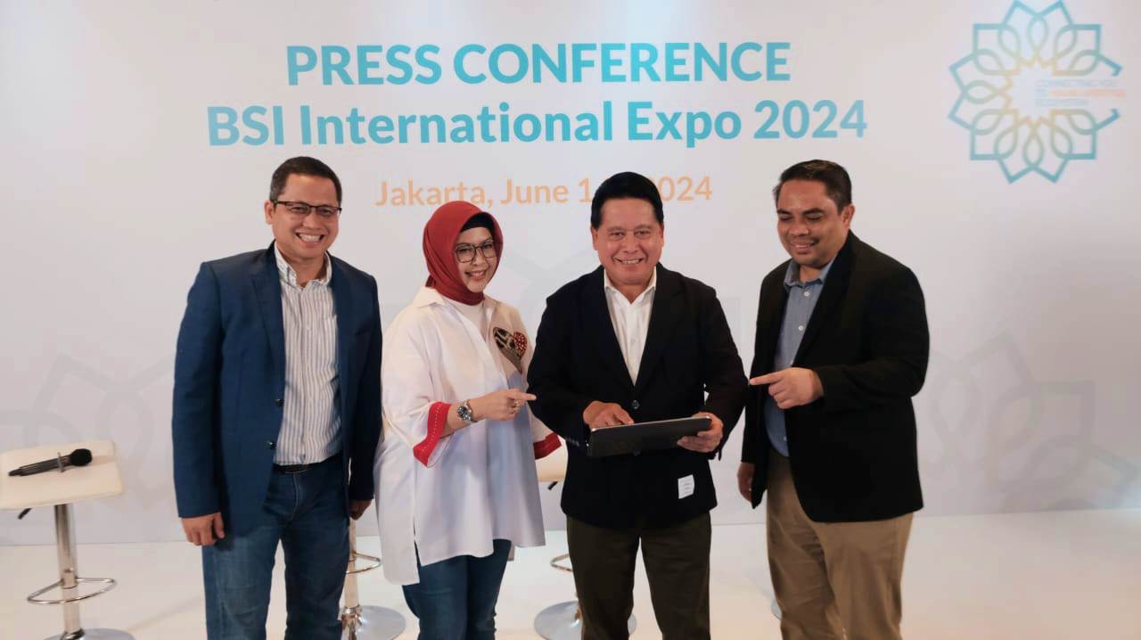 Direktur Utama BSI Hery Gunardi (kanan kedua) bersama dengan jajaran direksi BSI saat menggelar konferensi pers. Foto : BSI