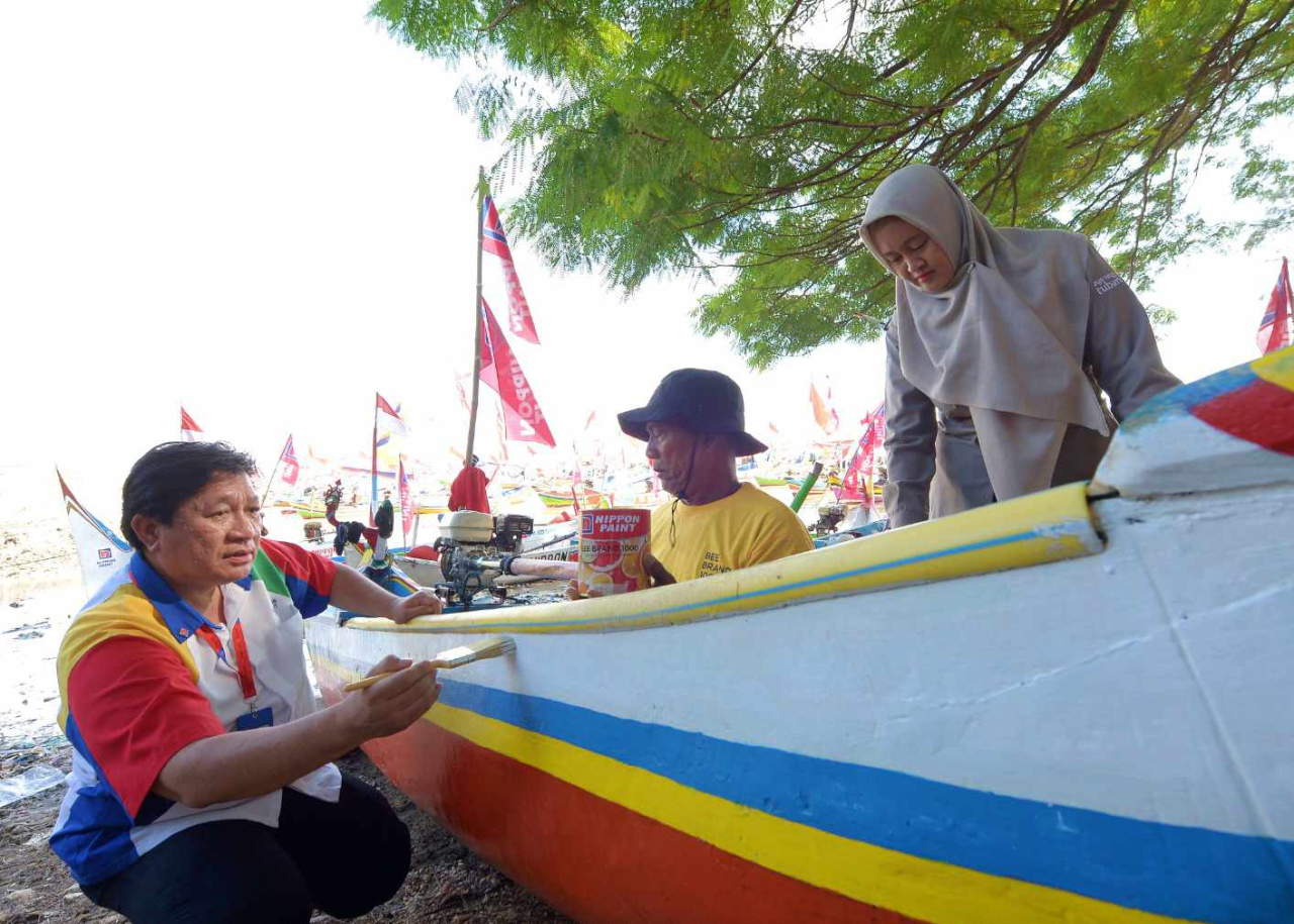 Kegiatan kompetisi kapal nelayan, bantuan peremajaan kapal bagi nelayan di Tuban yang digelar Nippon Paint. Foto : Nippon Paint