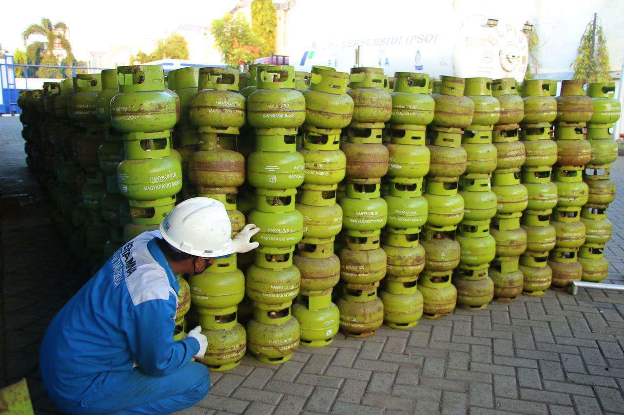 Petugas melakukan QC kondisi tabung gas LPG 3kg. Foto : Pertamina