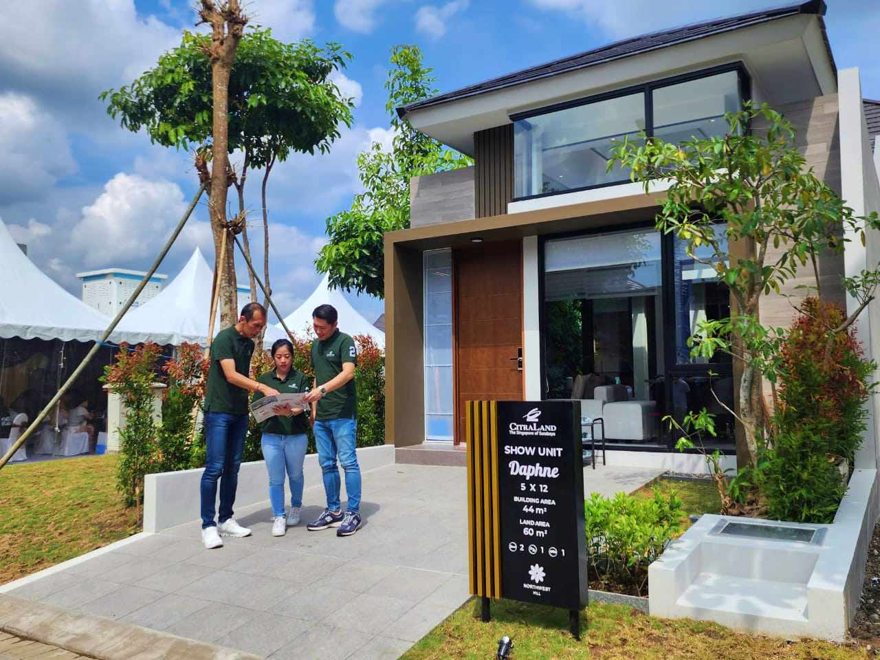 Dari kiri-kanan, Director Ciputra Group Lauw Hendra, Marketing Manager CitraLand Utara Surabaya Erlyn Angelina dan GM CitraLand Utara Surabaya Kevyn Hadianto dalam peluncuran tipe Daphne di proyek Northwest Hill Citraland Utara, Minggu (9/6/2024). Foto :