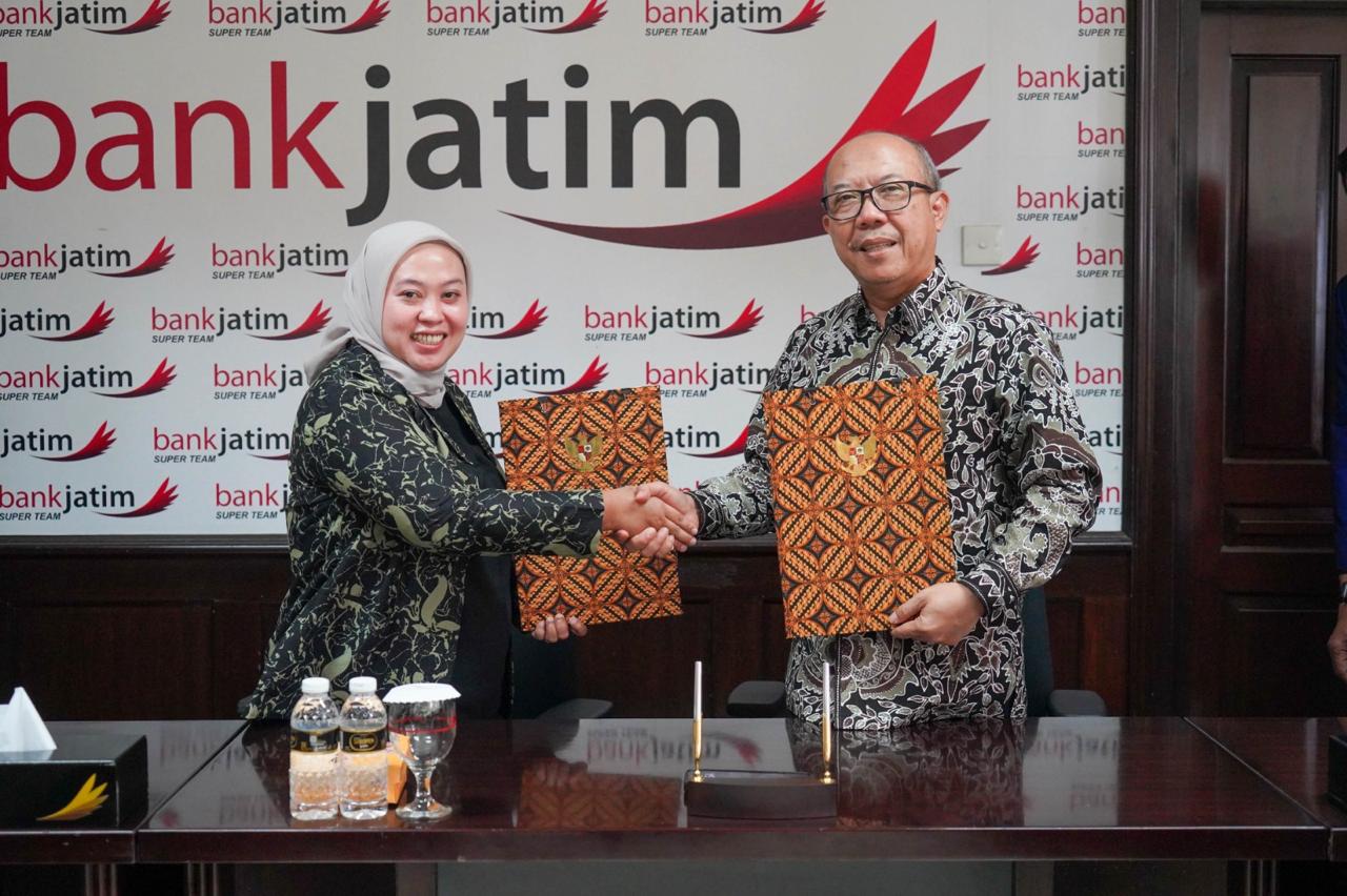 Direktur Ladang Karya Husada, Nur Hidayati (kiri) dan Direktur Mikro, Ritel, dan Menengah Bank Jatim, R. Arief Wicaksono (kanan) saat melakukan kerja sama. Foto : Bank Jatim