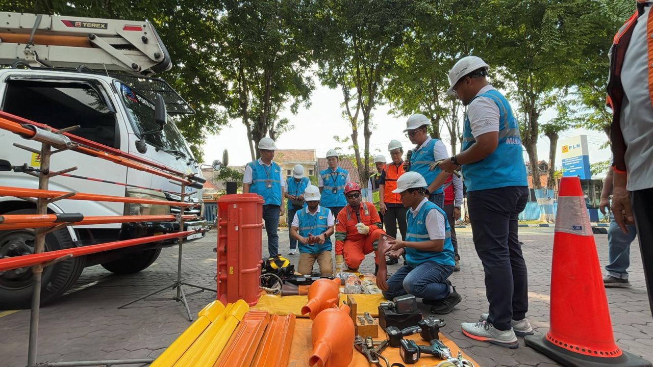 General Manager PLN UID Jawa Timur, Agus Kuswardoyo cek kesiapan peralatan untuk jaga keandalan pasokan listrik saat Idul Adha 1445 H. (Foto: PLN for Jatimkini.com)