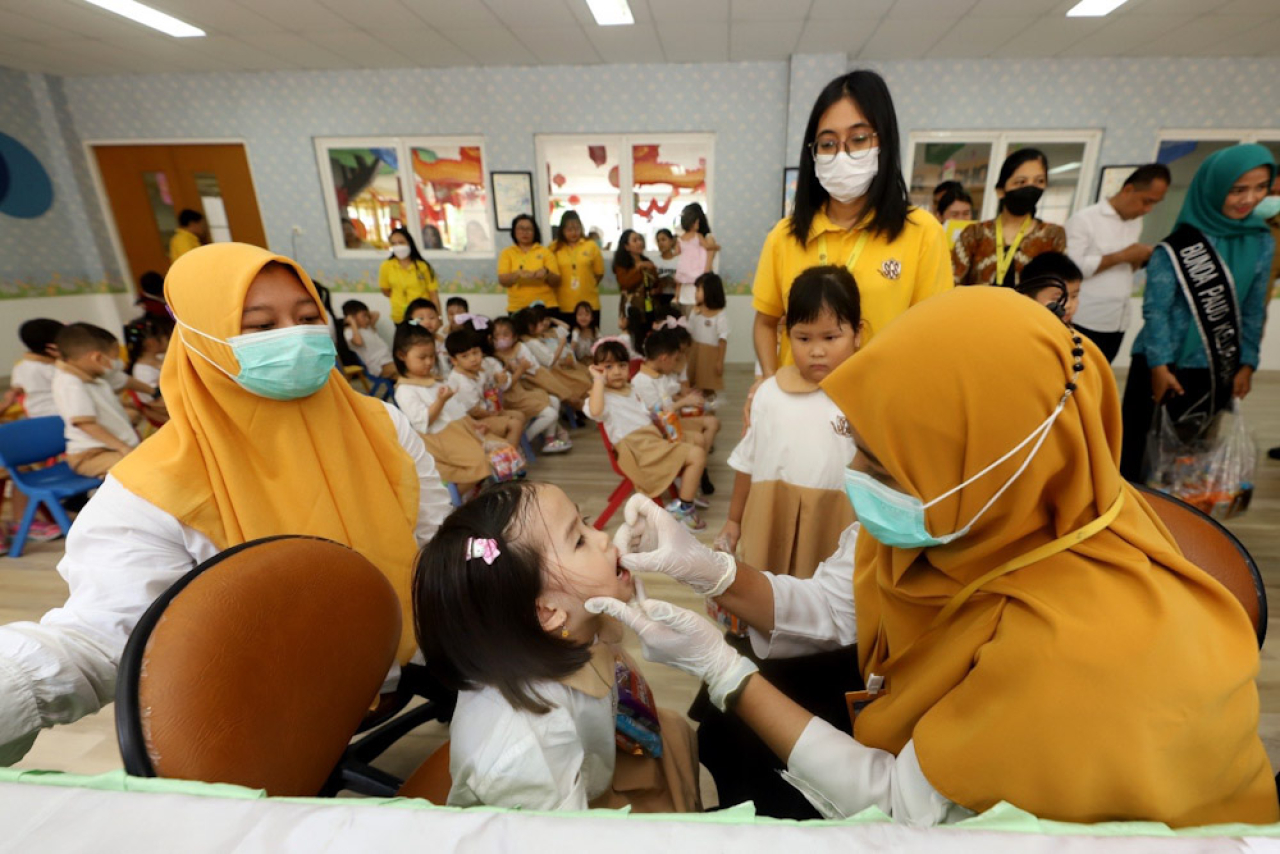 Kegiatan pemberian imunisasi pada anak sekolah di Surabaya. Foto : Pemkot Surabaya